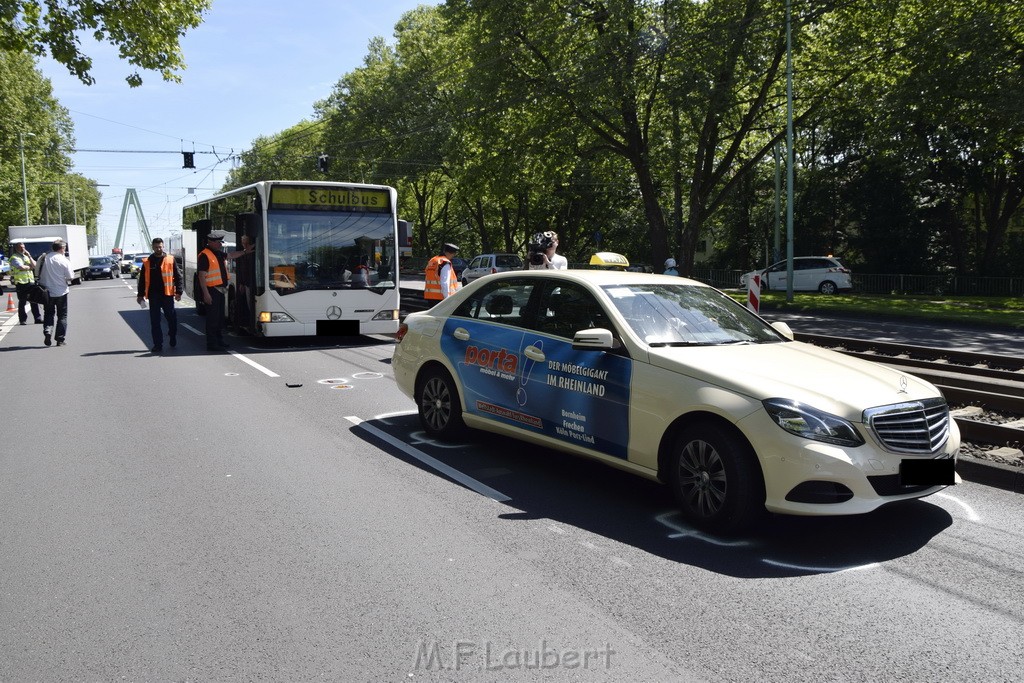 VU Schulbus Taxi Severinsbruecke Rich Innenstadt P47.JPG - Miklos Laubert